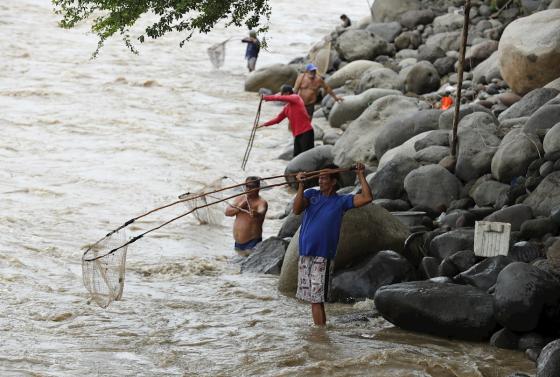 Pescadores en el río Magdalena.