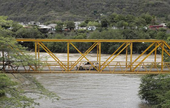 Puente sobre el río Magdalena.
