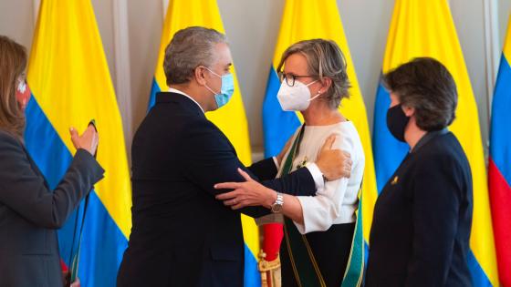 Patricia Llombart Cussac recibe condecoración por parte de Iván Duque. Patricia Llombart Cussac recibe condecoración por parte de Iván Duque.