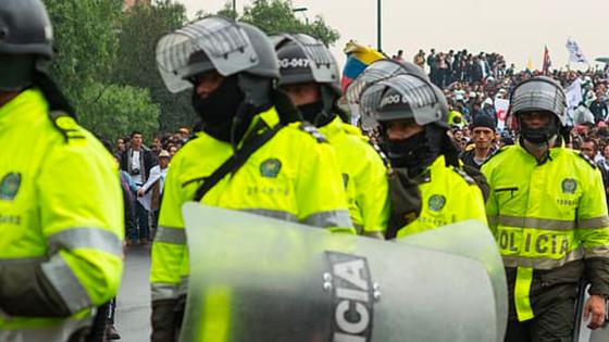 Tres policías resultaron heridos durante protestas en Bogotá. Tres policías heridos en protestas en Bogotá.