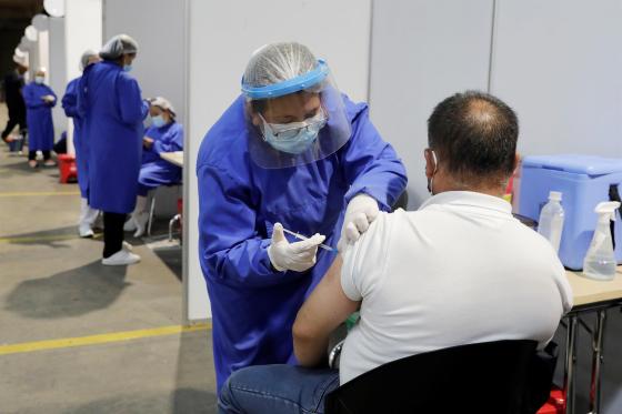 El fondo monetario de la Organización Panamericana de Salud buscará garantizar acceso para el 20% de la población de la región. Menos del 20% de Latinoamérica ha sido vacunada contra el covid