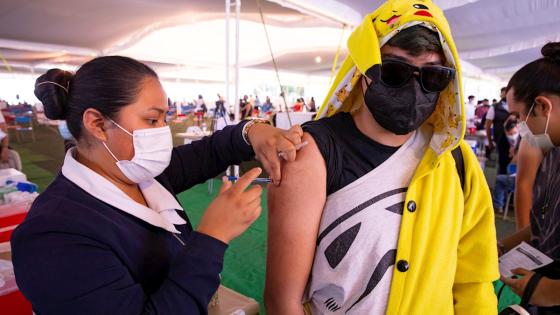 Miles de asistentes llegaron al lugar disfrazados para recibir su primer dosis de Pfizer. Pikachu fue uno de los que asistió para vacunarse.