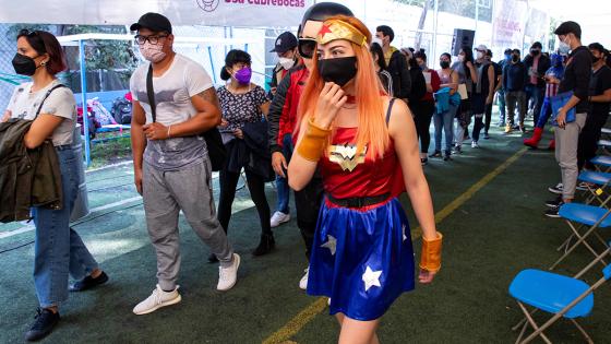 La campaña de vacunación en Xochimilco resultó ser completamente exitosa. La mujer maravilla también asistió para vacunarse.