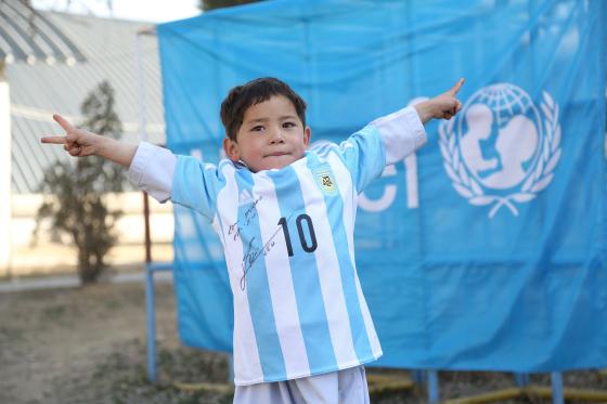 Murtaza con la camiseta de Messi