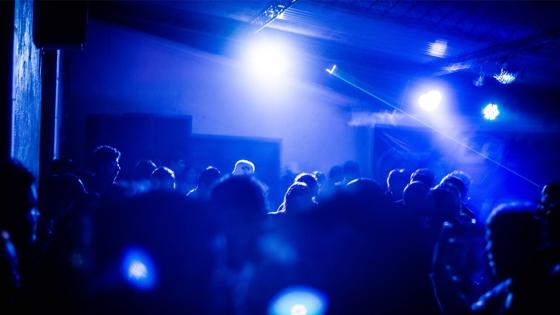 Empiezan a aparecer los primeros casos de covid-19 confirmados en fiesta clandestina en Chile. La masiva fiesta clandestina que preocupa a las autoridades sanitarias en Chile.