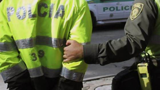 Ladrones vestidos de policías