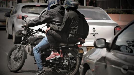 Delincuentes en motos azotan a sector en Engativá