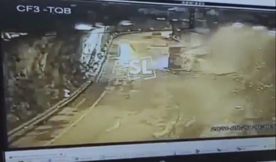 Por accidente en túnel de Quebrada Blanca, la via Bogotá Villavicencio permanece parcialmente cerrada. Momento exacto del incendio en el túnel de Quebrada Blanca.