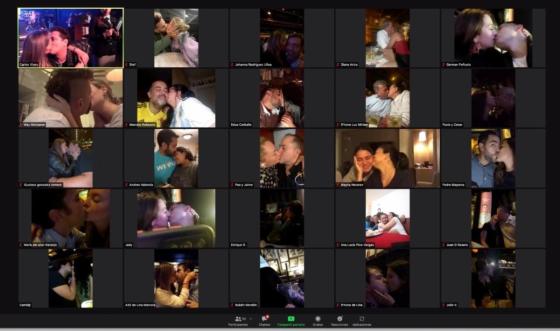 Carlos Vives logra el récord mundial a “la mayor cantidad de parejas besándose online simultáneamente”. 
