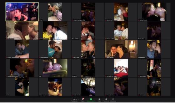 “La mayor cantidad de parejas besándose online simultáneamente”, el nuevo récord que logra Carlos Vives junto a sus seguidores. Carlos Vives logra el récord mundial a “la mayor cantidad de parejas besándose online simultáneamente”.