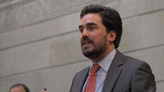 "Trabajamos hasta en vacaciones", Centro Democrático a Gabriel Santos "Trabajamos hasta en vacaciones", Centro Democrático a Gabriel Santos