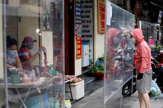 Hombre es enviado a la cárcel por incumplir las normas sanitarias en Vietnam. Vietnam envía a la cárcel a un hombre por propagar el covid-19.