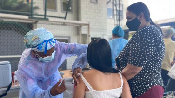 En Medellín vacunarán a los estudiantes en los colegios