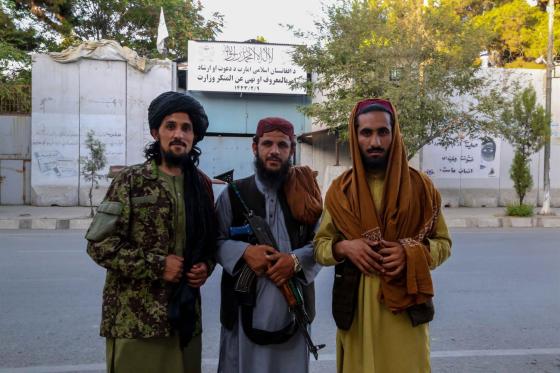 Talibanes descartan cargos públicos para políticos que huyeron.