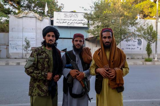 Talibanes le cierran las puertas a políticos que huyeron y colaboradores de la antigua administración. Talibanes descartan cargos públicos para políticos que huyeron.