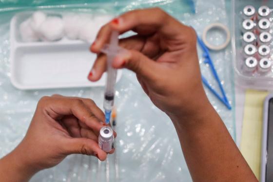 Una enfermera prepara una dosis de la vacuna Pfizer COVID-19 durante un programa de vacunación para adolescentes menores de 18 años en Shah Alam, en las afueras de Kuala Lumpur, Malasia