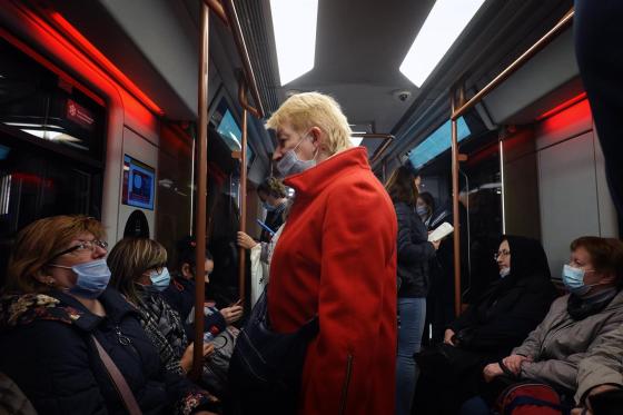 Pasajeros con mascarilla en el metro de Moscú. Pasajeros con mascarilla en el metro de Moscú.