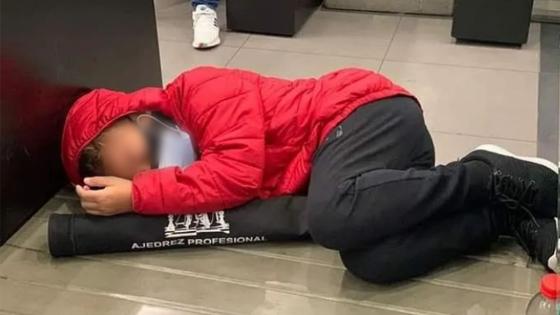 Niño ajedrecista duerme en aeropuerto Niño ajedrecista duerme en aeropuerto