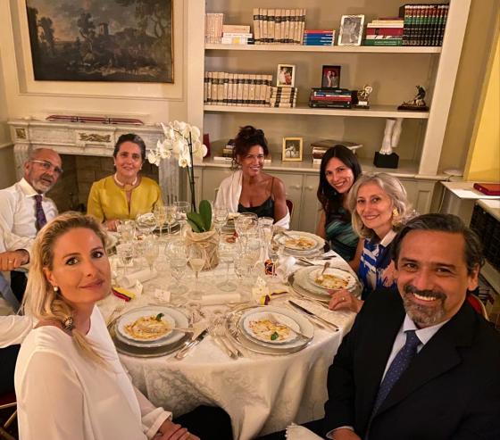 todos felices en la cena en Roma felices en la cena en Roma