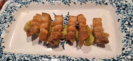 Chicharrones en crema de aguacate Chicharrones en crema de aguacate
