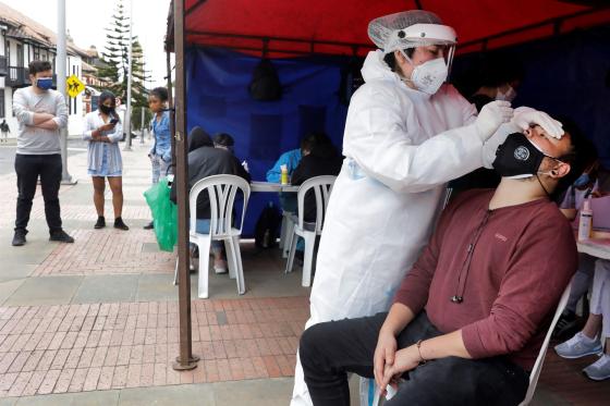 Un hombre se somete a una prueba de covid-19, en Bogotá (Colombia) Un hombre se somete a una prueba de covid-19, en Bogotá (Colombia)
