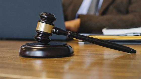 Respaldan a juez que otorgó detención domiciliaria a hombre que prendió fuego a su novia Respaldan a juez que otorgó detención domiciliaria a hombre que prendió fuego a su novia
