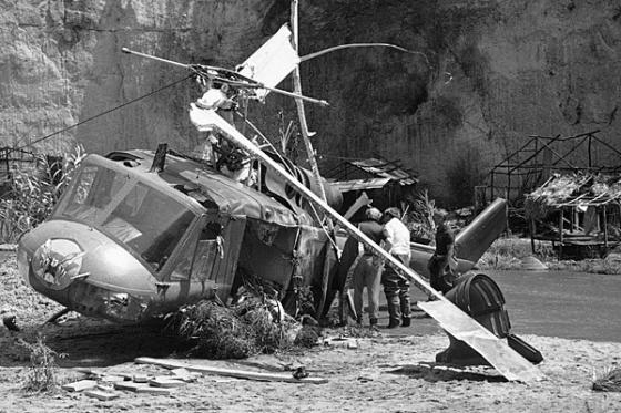 Vic Morrow y sus dos hijos mueren por accidente con helicóptero (1982)