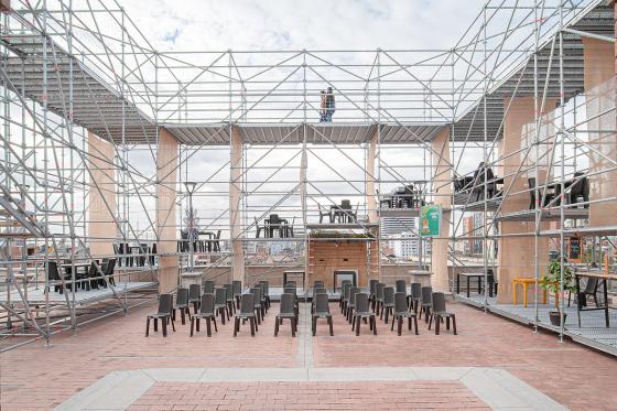 Imagen del Anfiteatro La Concordia, Iniciativa de: Alcaldia mayor de Bogotá e IPES, Desarrollo del proyecto: Colab-19, Sociedad Colombiana de Arquitectos y Arquitectos Taller, Participación comunitaria de: Diseño Público, Andamios de: Layher