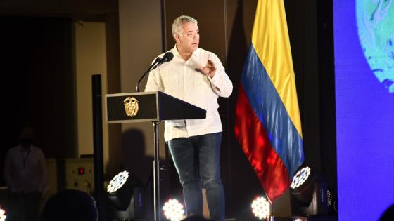 Duque recibiendo el reconocimiento Iván Duque