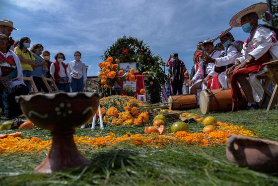 Registro de un altar con motivo del primer festival del Día de Muertos, en la ciudad de San Cristóbal de las Casas (estado de Chiapas, México).