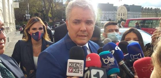 Iván Duque anuncia el carné de vacunación obligatorio. Iván Duque en Francia.