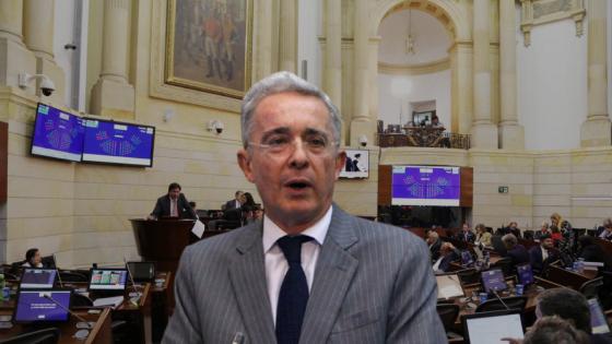 Renuncia de Uribe al Senado