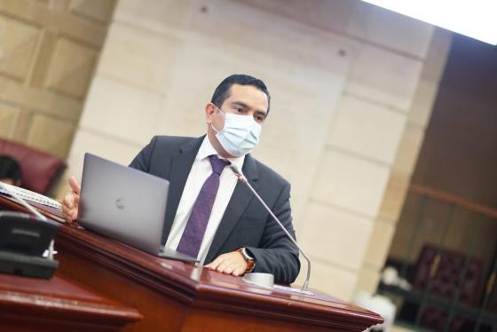 Pese a denunciar maltrato, Edward Rodríguez seguirá en el Centro Democrático Pese a denunciar maltrato, Edward Rodríguez seguirá en el Centro Democrático