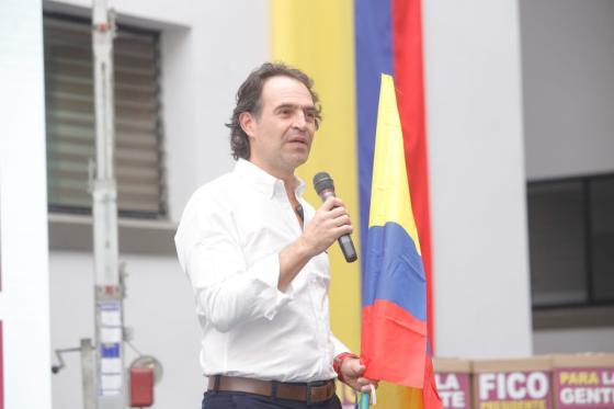 'Fico' Gutiérrez entrega más de un millón de firmas para avalar su candidatura 'Fico' Gutiérrez entrega más de un millón de firmas para avalar su candidatura