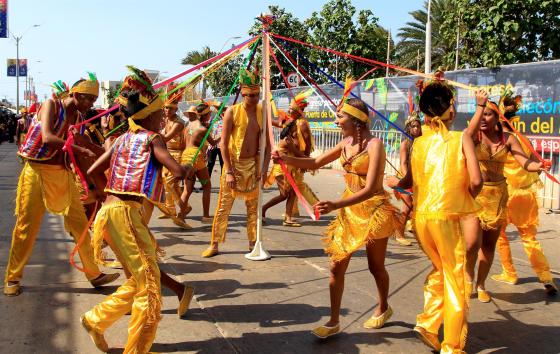 Fotografía de archivo fechada el 23 de febrero de 2020 de Integrantes de una comparsa desfilan en la Gran Parada de Tradición durante el segundo día del Carnaval de Barranquilla (Colombia). Fotografía de archivo fechada el 23 de febrero de 2020 de Integrantes de una comparsa desfilan en la Gran Parada de Tradición durante el segundo día del Carnaval de Barranquilla (Colombia).
