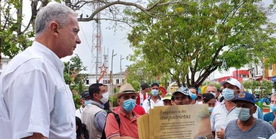 Sin ser candidato, Uribe recorre las calles en busca de votos