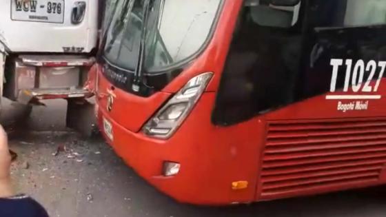 Choque de bus y camión en Bogotá 