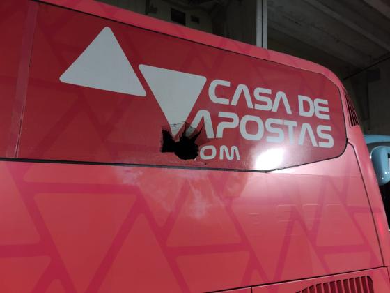 Hugo Rodallega, ileso tras ataque a bus del Club Bahia Hugo Rodallega, ileso tras ataque a bus del Club Bahia