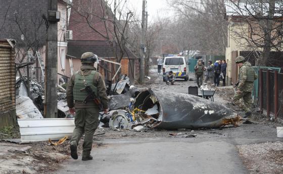 Kiev (Ukraine), 25/02/2022.- Soldiers look at the debris of a military plane that was shot down overnight in Kiev, Ukraine, 25 February 2022. Russian troops entered Ukraine on 24 February prompting the country's president to declare martial law. (Rusia, Ucrania)