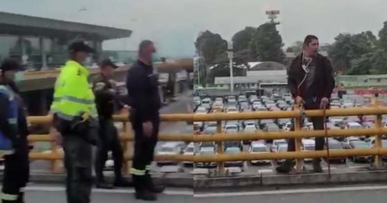 Hombre amenazó con suicidarse cerca al Aeropuerto El Dorado