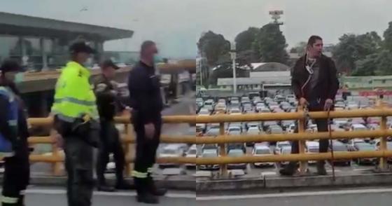 Hombre amenazó con suicidarse cerca al Aeropuerto El Dorado Hombre amenazó con suicidarse cerca al Aeropuerto El Dorado