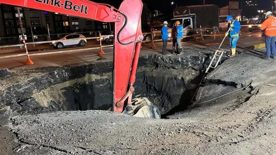 Monumental trancón en la Autonorte por tubería rota en un carril 