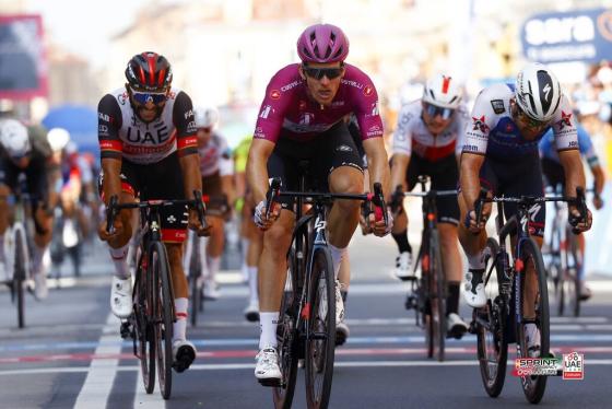La pelea de Fernando Gaviria con su propio compañero de equipo La pelea de Fernando Gaviria con su propio compañero de equipo