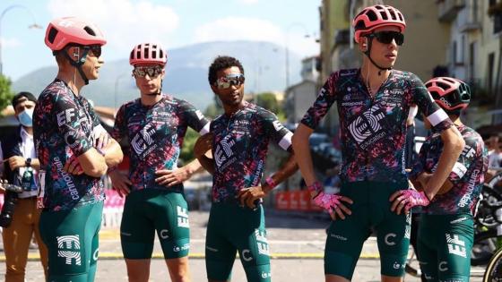 Manotazo de compañero de Rigoberto Urán aficionado colombiano en el Giro Manotazo de compañero de Rigoberto Urán aficionado colombiano en el Giro