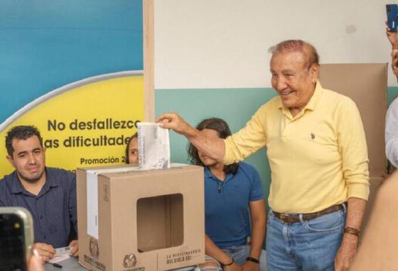 rodolfo-hernandez-ejercio-su-derecho-al-voto-en-medio-del-silencio rodolfo-hernandez-ejercio-su-derecho-al-voto-en-medio-del-silencio