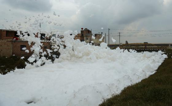 colombia-espuma-toxica-rio