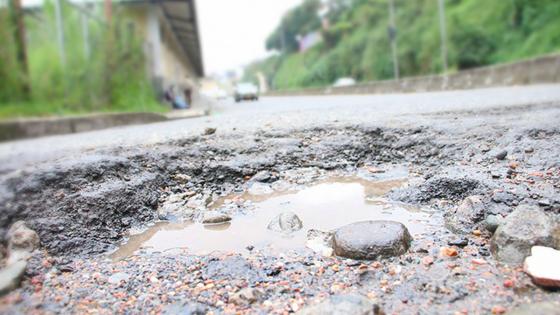 Enorme cráter en corredor vial afecta a habitantes de San Cristóbal 