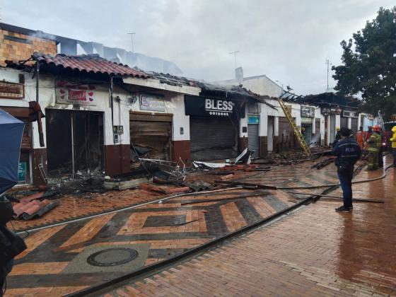 Controlan incendio en centro histórico de Chía