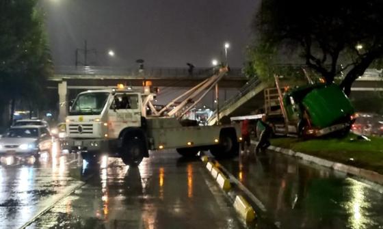 Trancón en el norte de Bogotá por accidente en carril de Transmilenio Trancón en el norte de Bogotá por accidente en carril de Transmilenio