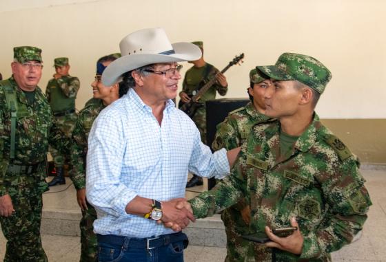 Gustavo Petro cupula militar noticias Colombia